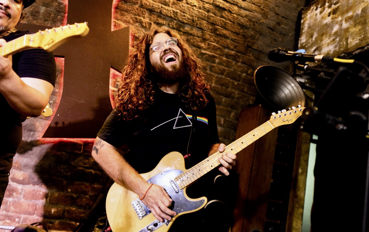 O músico Caike Falcão é a grande atração do fim de semana na Vila Azul do Mar