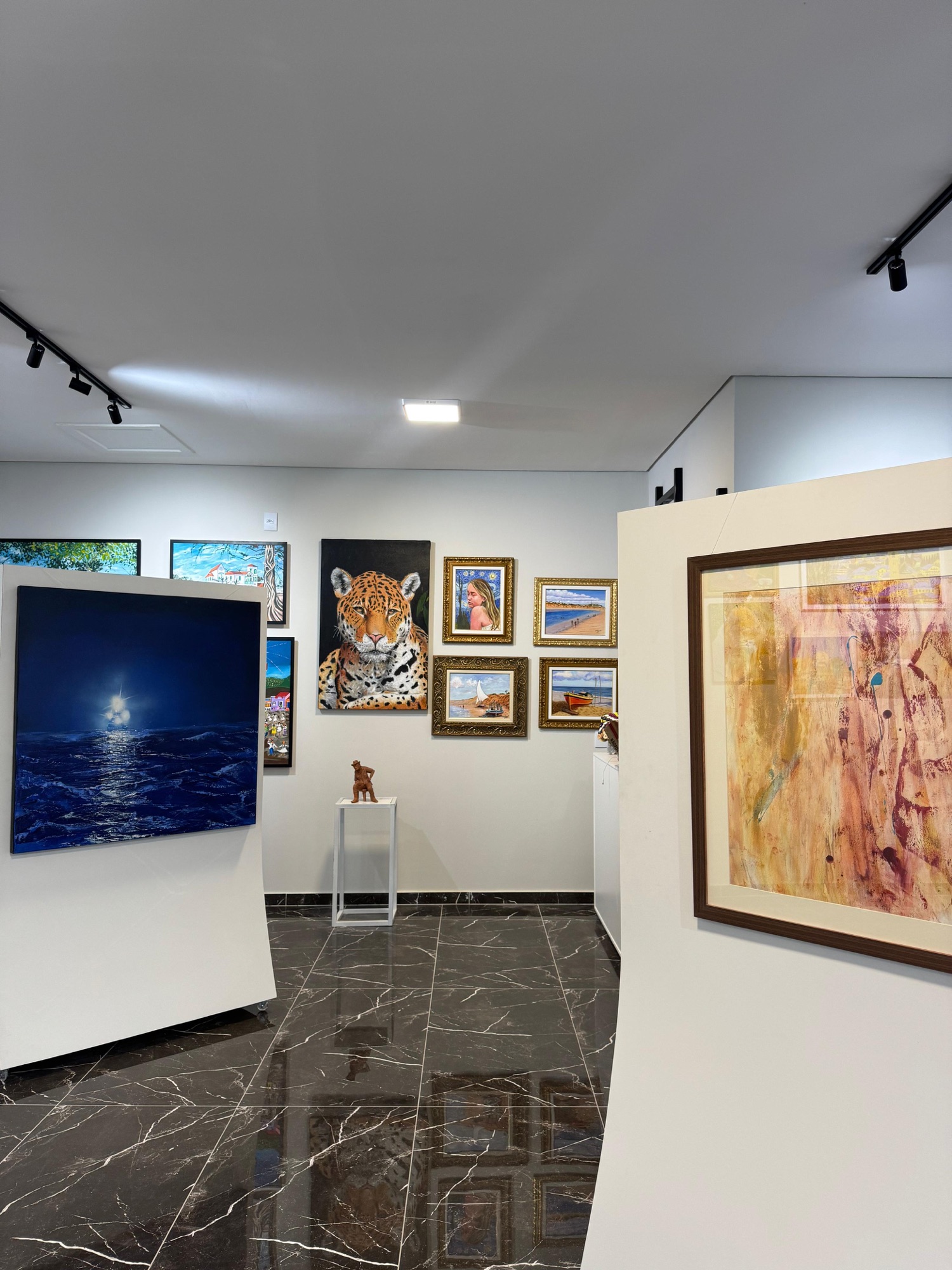 Coletivo de Artistas de Canoa Quebrada ganha novo espaço dedicado à arte com a inauguração da Galeria Ylie
