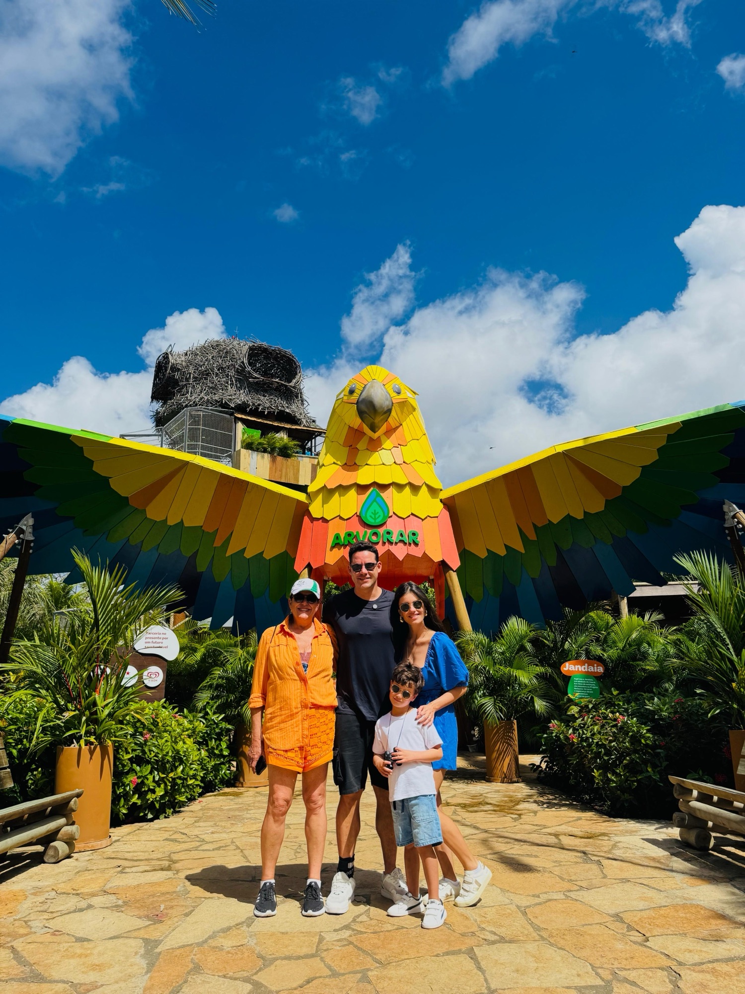 Medalhista olímpico Thiago Pereira viaja ao Ceará com a família para dias de diversão e participa de ação social