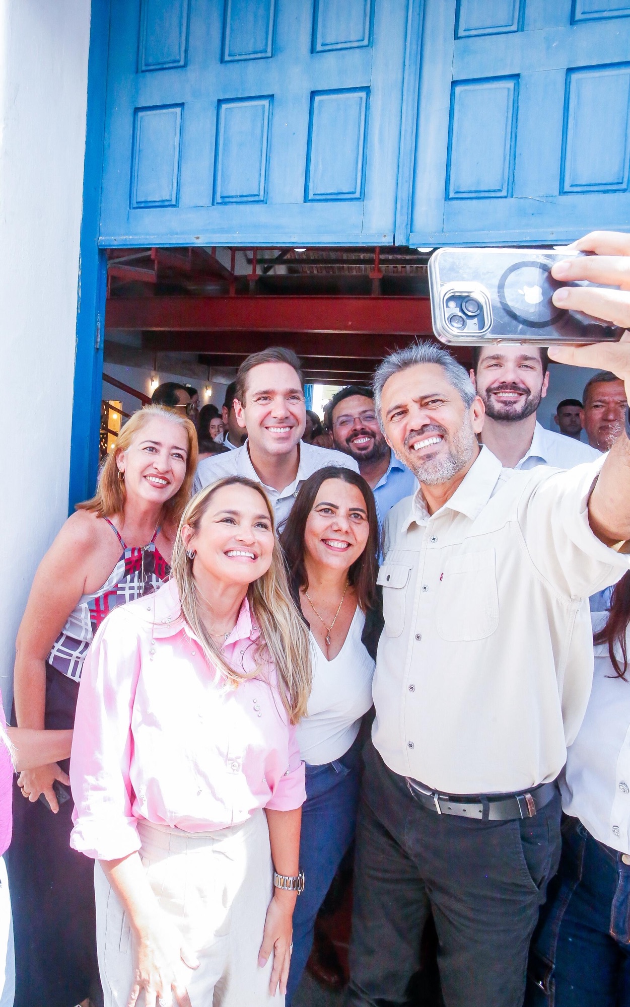 Governador do Ceará cumpre agenda em Aracati e, ao lado de Roberta de Bismarck, entrega creche, investimentos na saúde e lança Centro de Treinamento da AeC