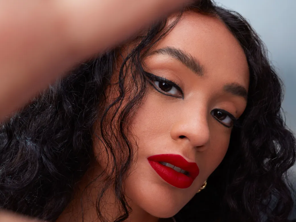 Avon celebra Dia do Batom com live shop