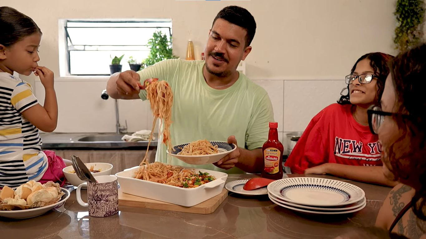 Pais encontram na cozinha um espaço de afeto e conexão com os filhos
