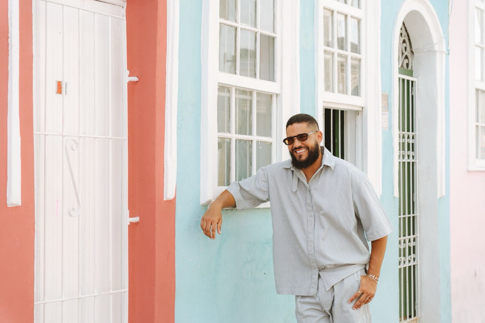 Cantor baiano estreia em reality da Globo; conheça Brenno Casagrande