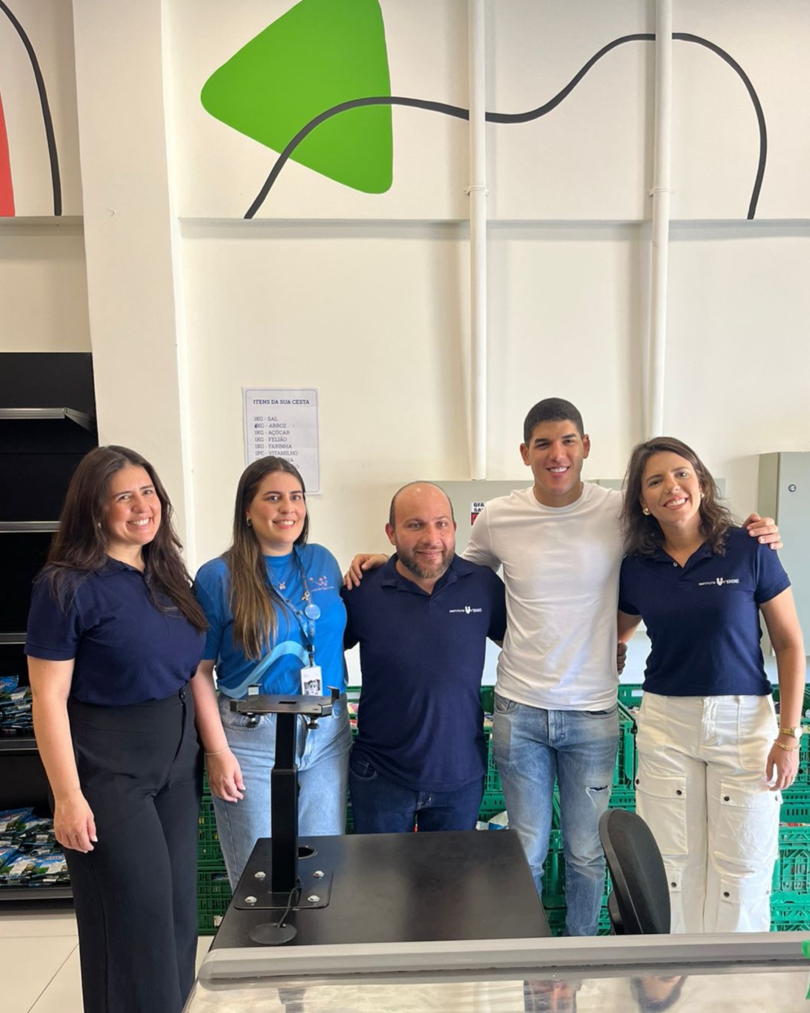 Zé Vaqueiro entrega uma tonelada de alimentos arrecadada em campanha social do Aviões Fantasy 2025