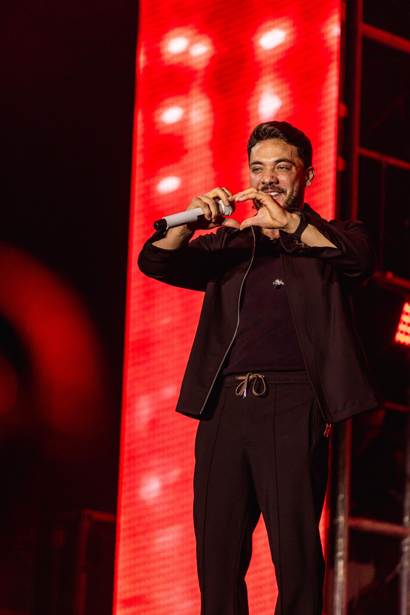 Wesley Safadão comemora aniversário no palco do Garota VIP RJ e canta para mais de 40 mil pessoas no Engenhão