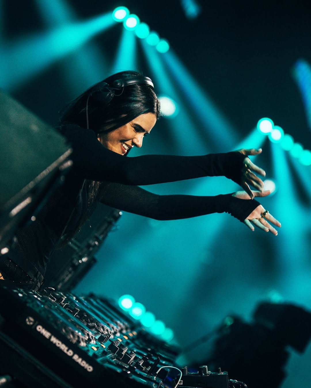 DJ ANNA, RIASCODE, BIGFETT, BIA PORTELA, SLIMFAT e CELLOW comandam noite eletrônica em Fortaleza