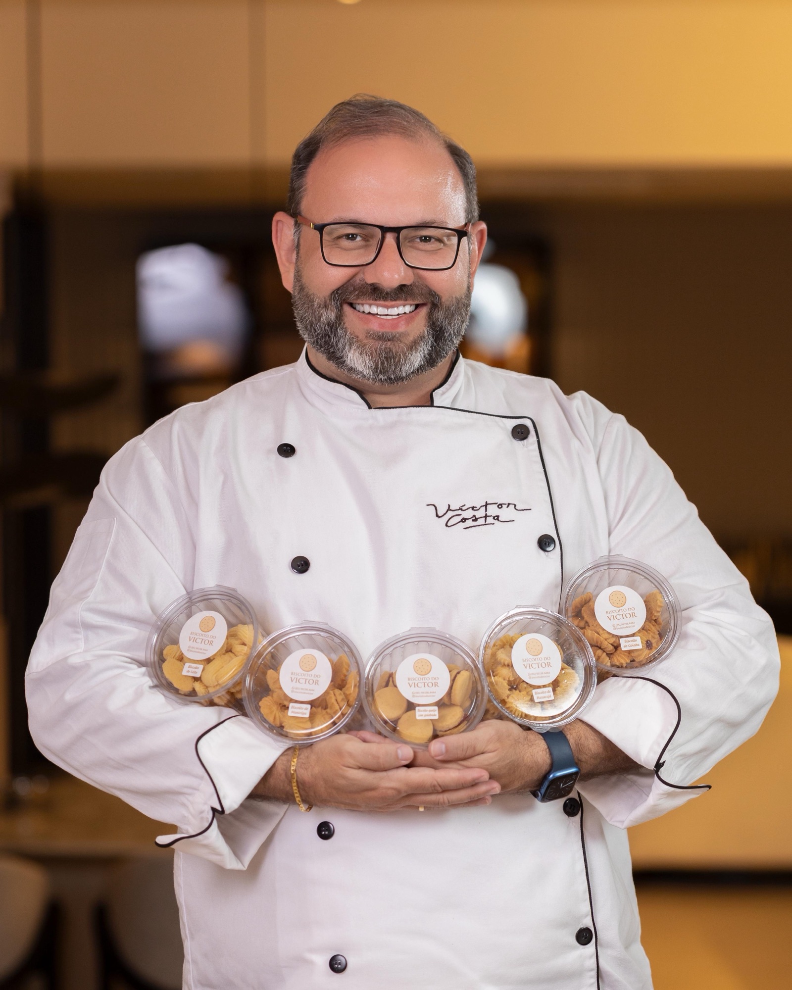 Influenciador cearense Victor Costa lança linha artesanal de biscoitos