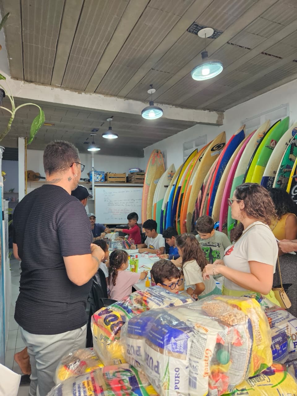 BNI Cristal realiza ação social em benefício da Educa Surf