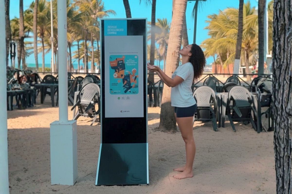 Breeze: totem interativo une refrescância e mídia de alta performance em Fortaleza