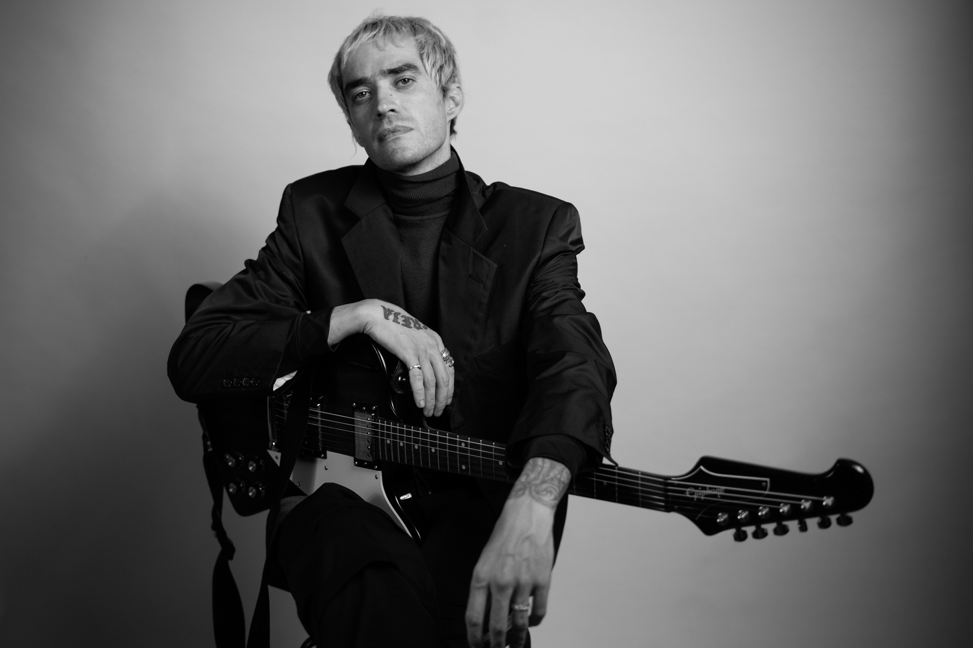 Guirroh une disco music, rock e fé no single “Crente”