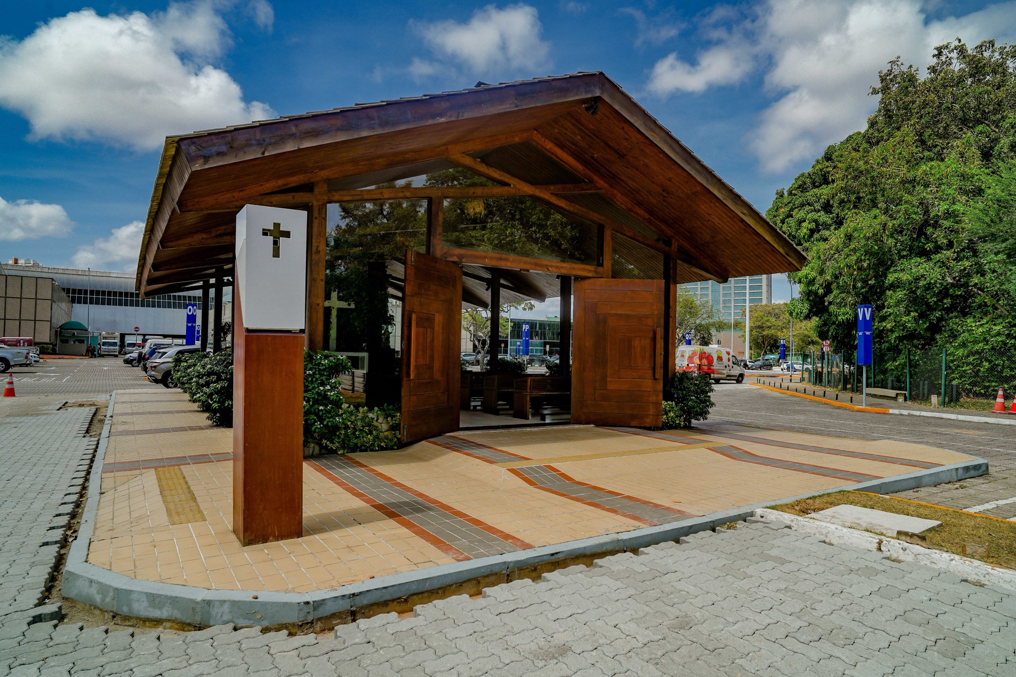 Primeira Festa do Padroeiro São Carlos Borromeu acontece no estacionamento do Iguatemi Bosque