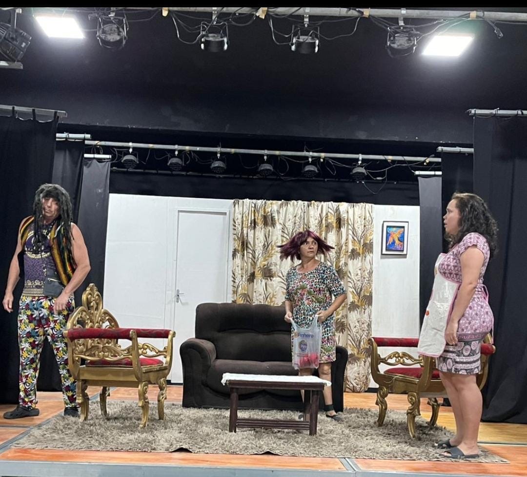Teatro da Praia apresenta “Casa Broder Fortaleza”, sátira cearense com humor afiado