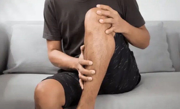 Trabalhar em pé aumenta risco de lesões ósseas e articulares, alertam especialistas