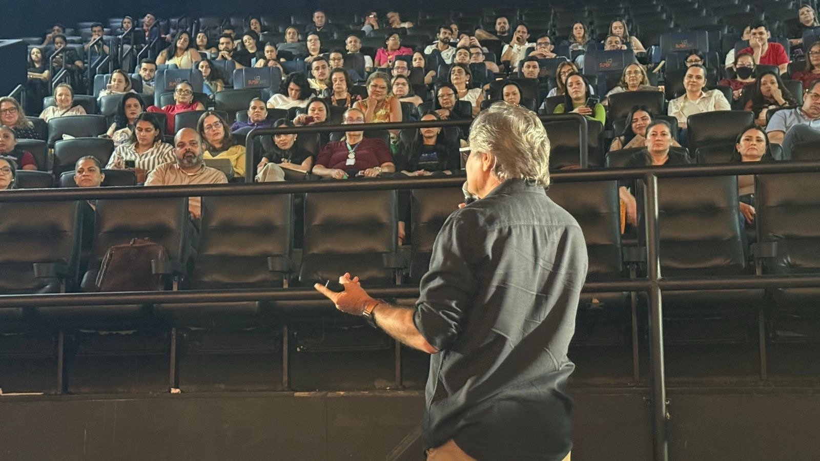 Lojistas do Shopping Iguatemi Bosque recebem palestra inspiradora de Rosier Alexandre