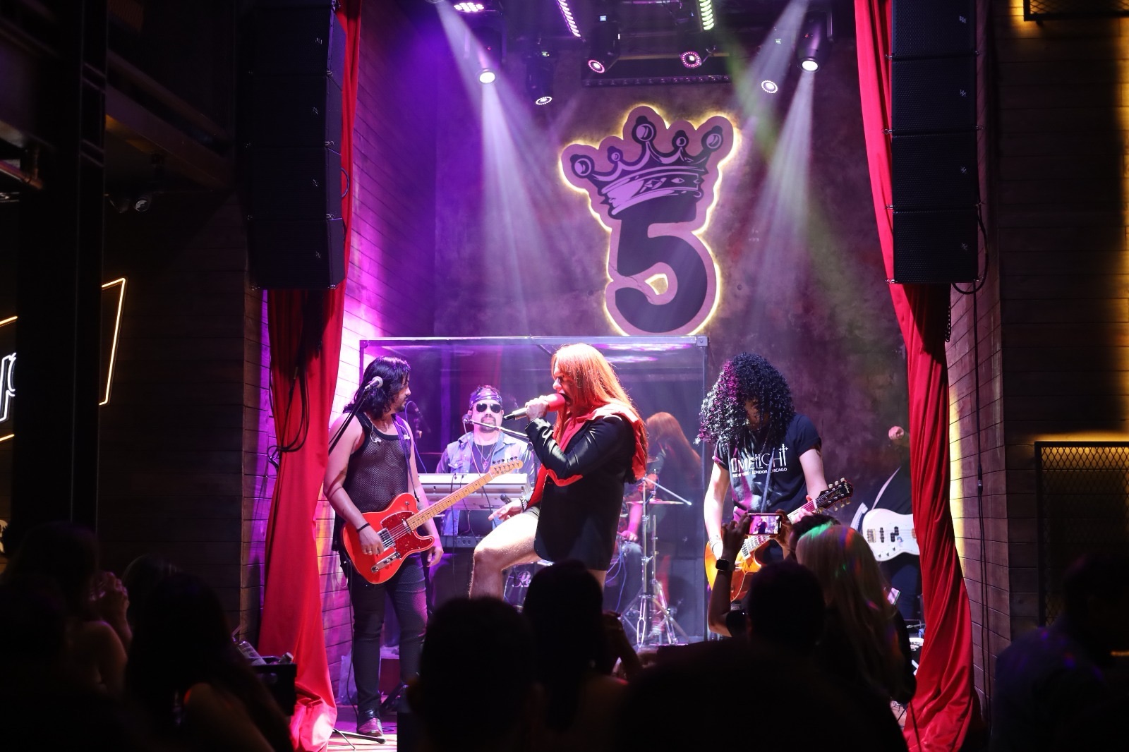 Com ingressos para shows do Guns N’ Roses esgotados, Pub 5 Elementos destaca fim de semana com bandas de rock, happy hour e tributo inspirado na banda