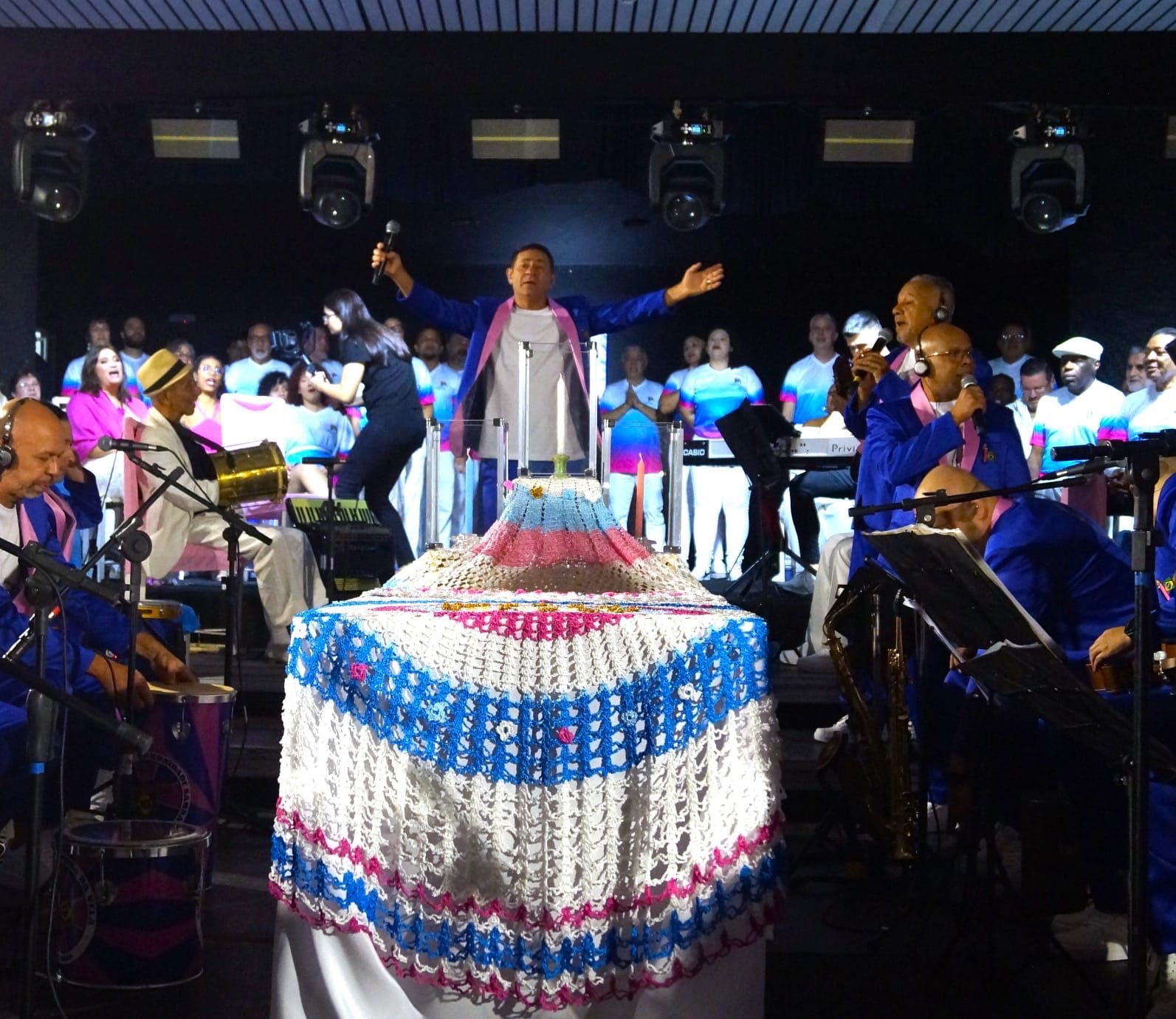 SAMBA DA VELA CHEGA A FORTALEZA PELA 1ª VEZ: CEARENSE CHAPINHA TRAZ 25 ANOS DE SUCESSO DE SP À PRAIA DE IRACEMA