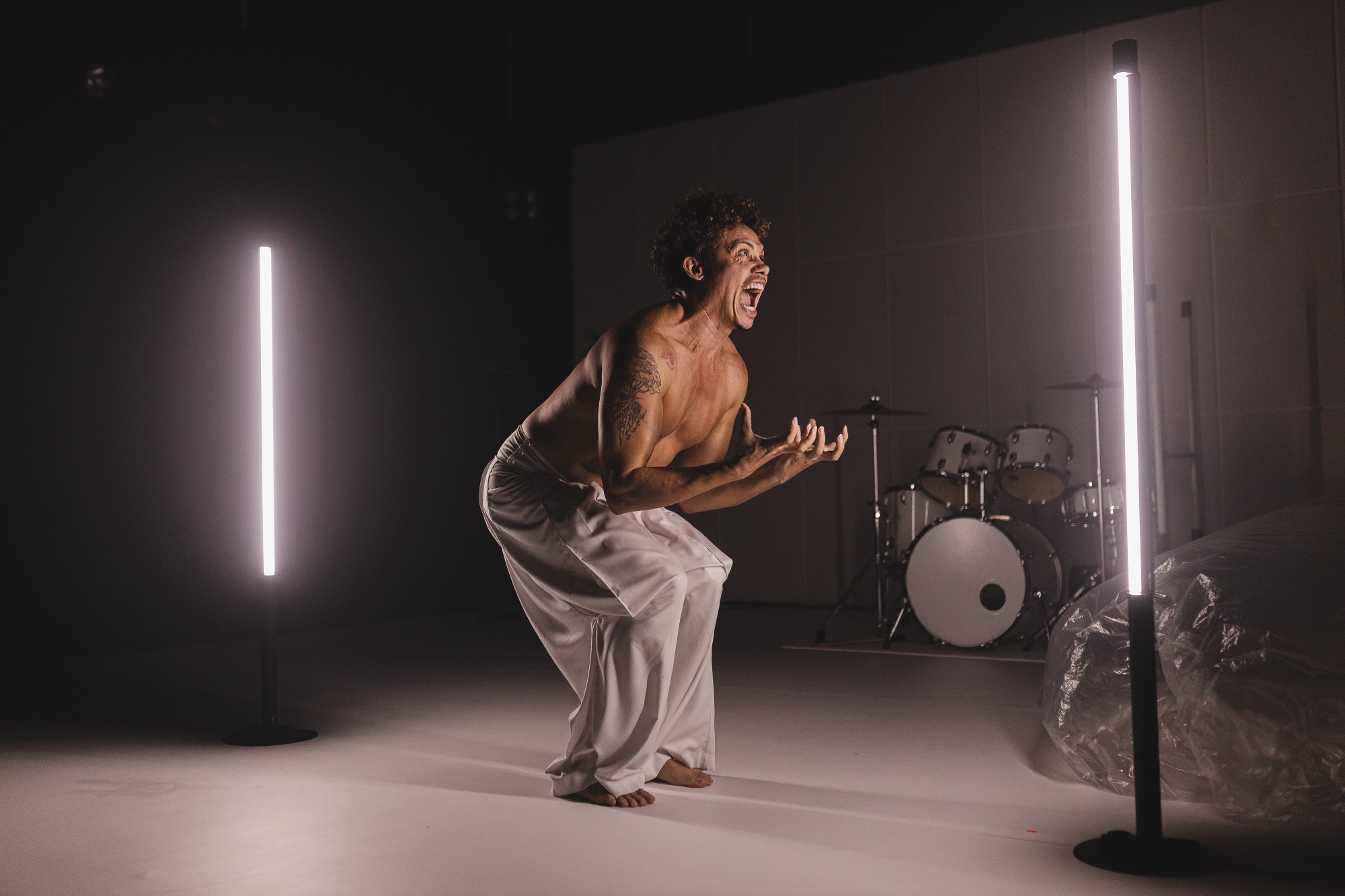 Silvero Pereira apresenta “Pequeno Monstro” no TJA e expõe feridas, memórias e afetos da homofobia