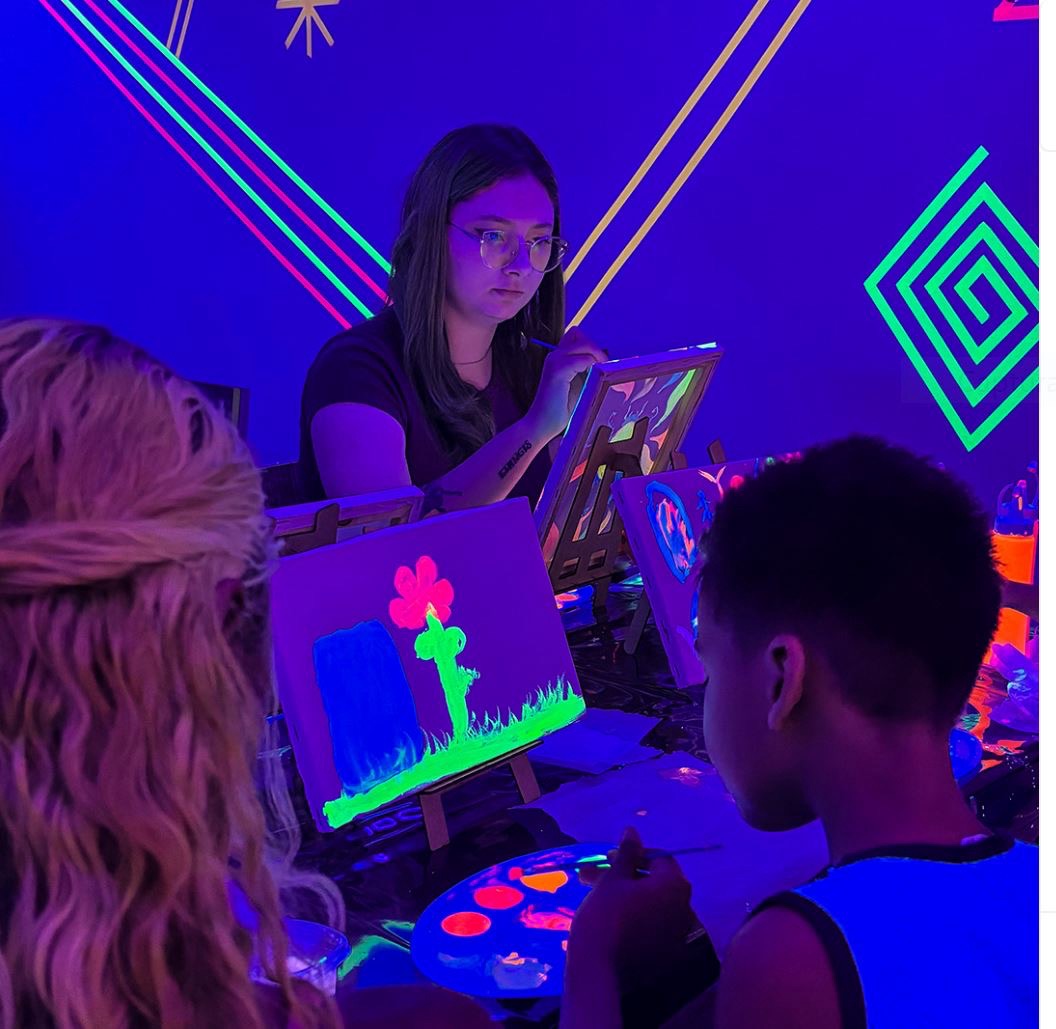 North Shopping Maracanaú prorroga Neon Experience e mantém clima de Carnaval com Maraca Folia neste fim de semana