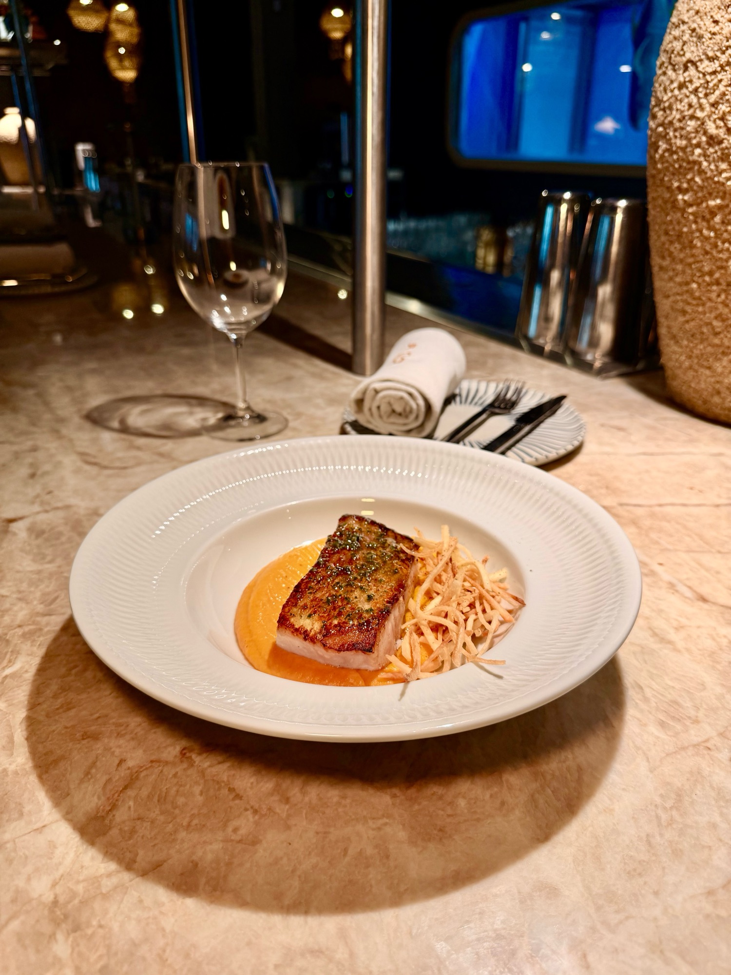 NOM Frutos do Mar lança novo menu executivo com foco em pescados e opções leves em Fortaleza