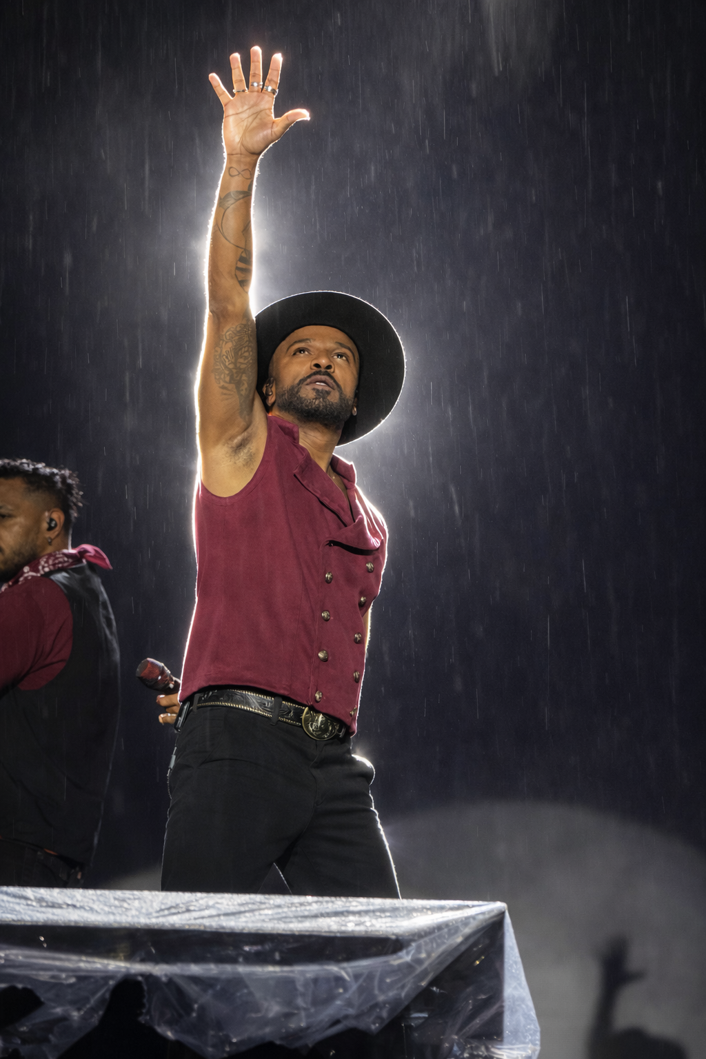 Alexandre Pires sobe ao palco em Fortaleza e embala público com sucessos que marcaram sua carreira