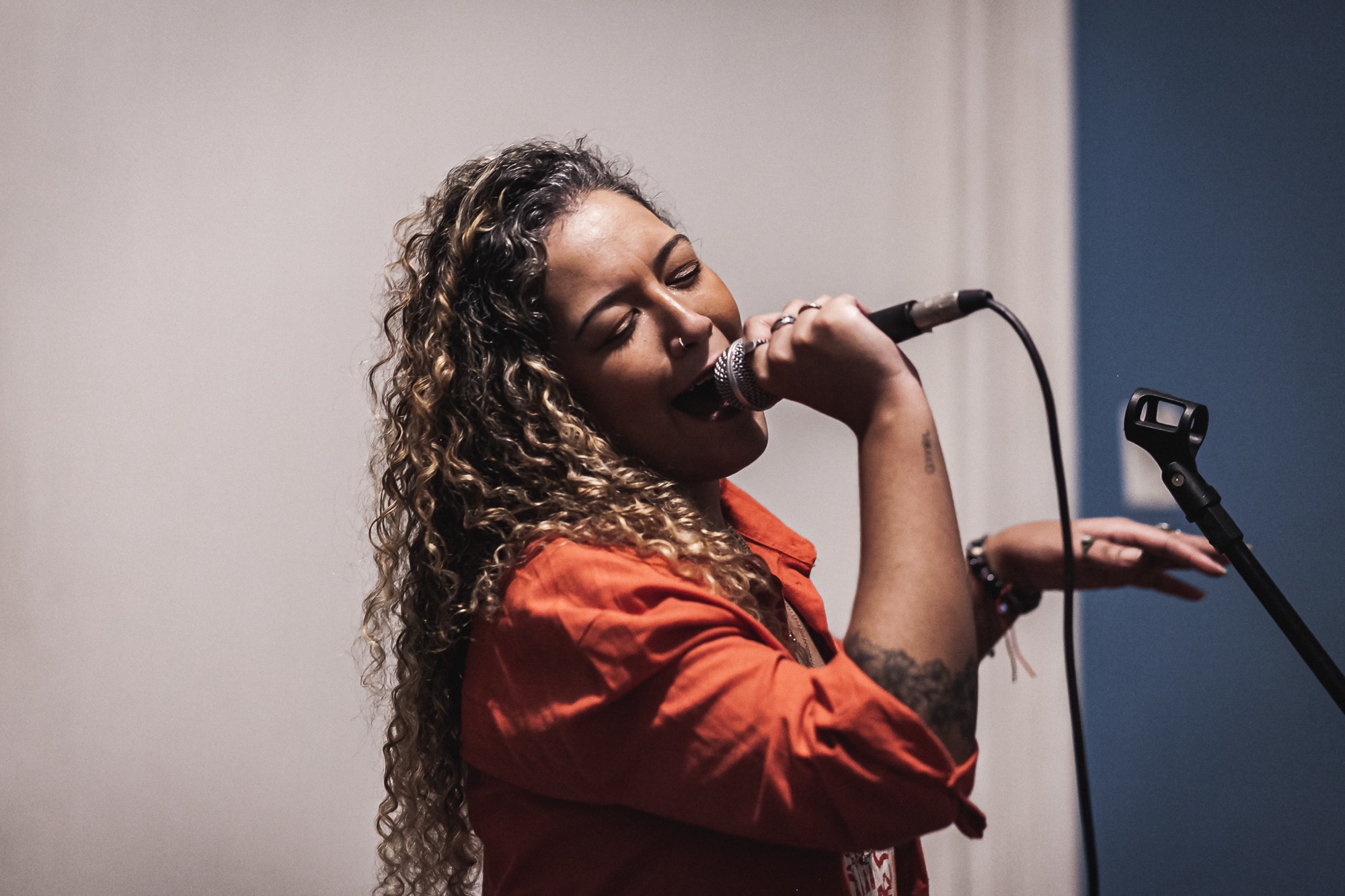 Amanda Mendonça, a nova promessa do cenário musical, celebra a raiz nordestina em releituras de estilos diversos e autorais, no show ‘Xodó em Flor’, no próximo dia 09 de abril, às 20h, na Áudio Rebel.