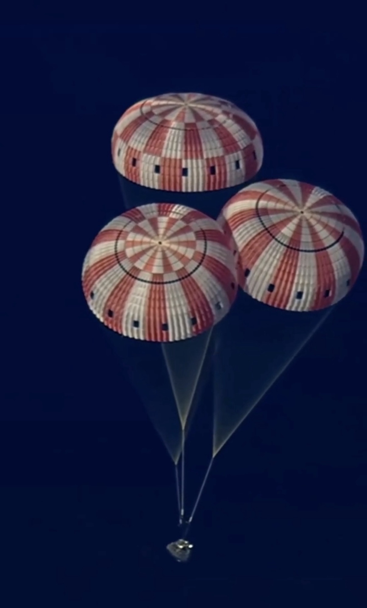 Artemis II retorna à Terra: cápsula com astronautas cai no mar após missão de 10 dias no espaço