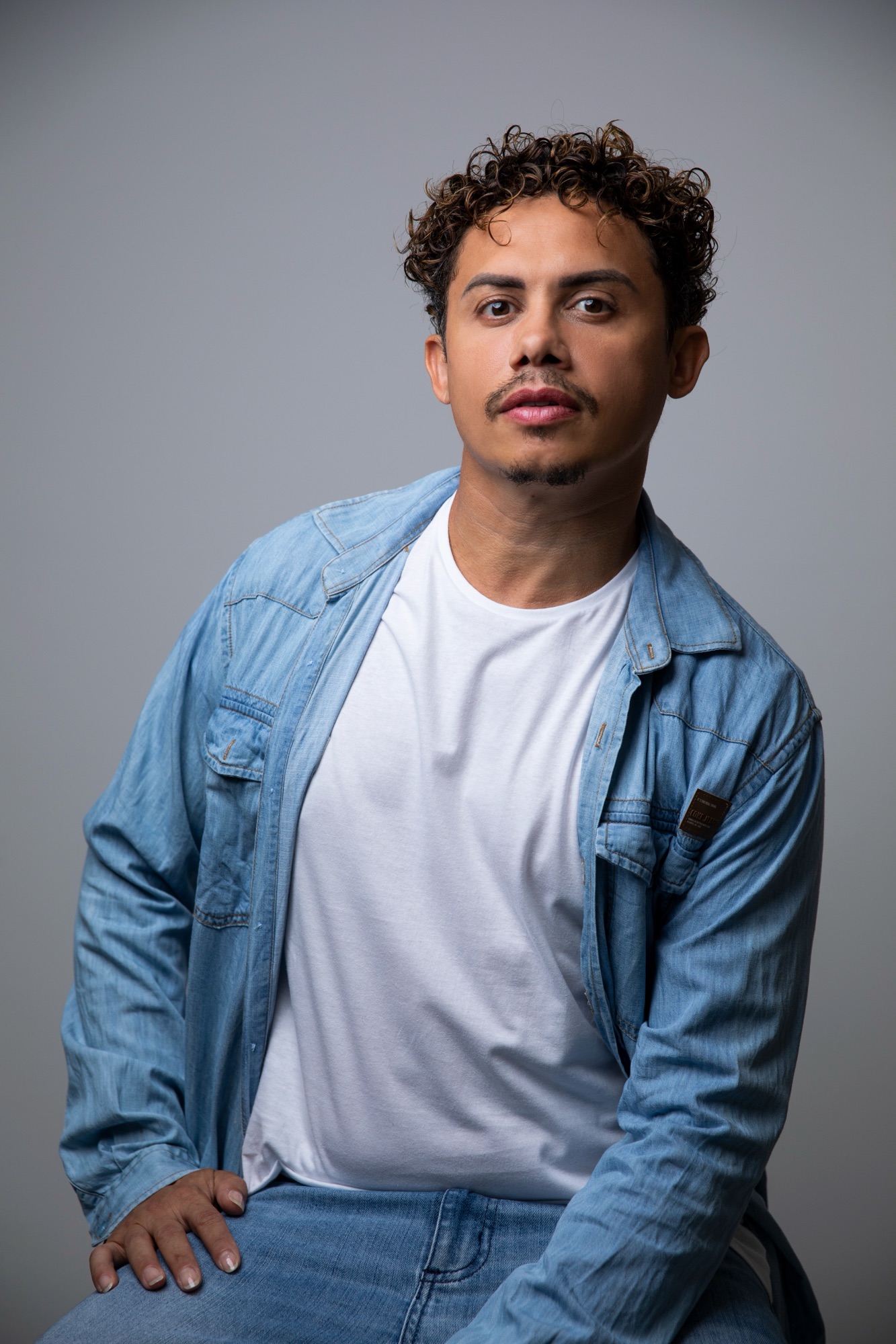 Silvero Pereira emociona com tributo a Belchior no Herança Nativa 2026 em Viçosa do Ceará.