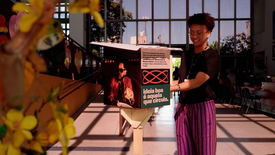 Emicida lança projeto de incentivo à leitura em turnê nacional e amplia impacto cultural dos shows