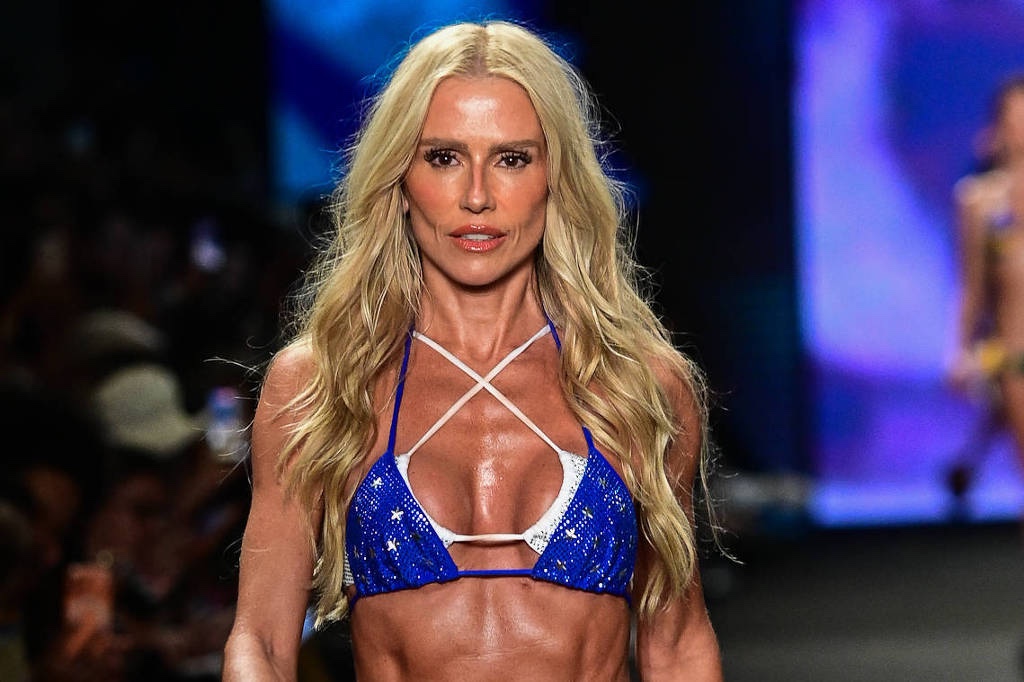 Aos 46, Deborah Secco surge de microbiquíni e rouba todos os olhares no Rio Fashion Week