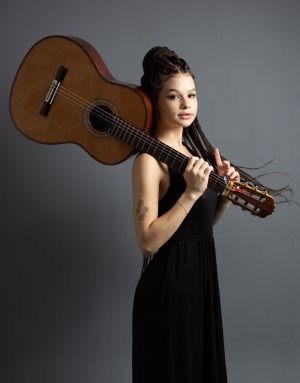 CAIXA Cultural São Paulo apresenta Analu Sampaio em show intimista de voz & violão