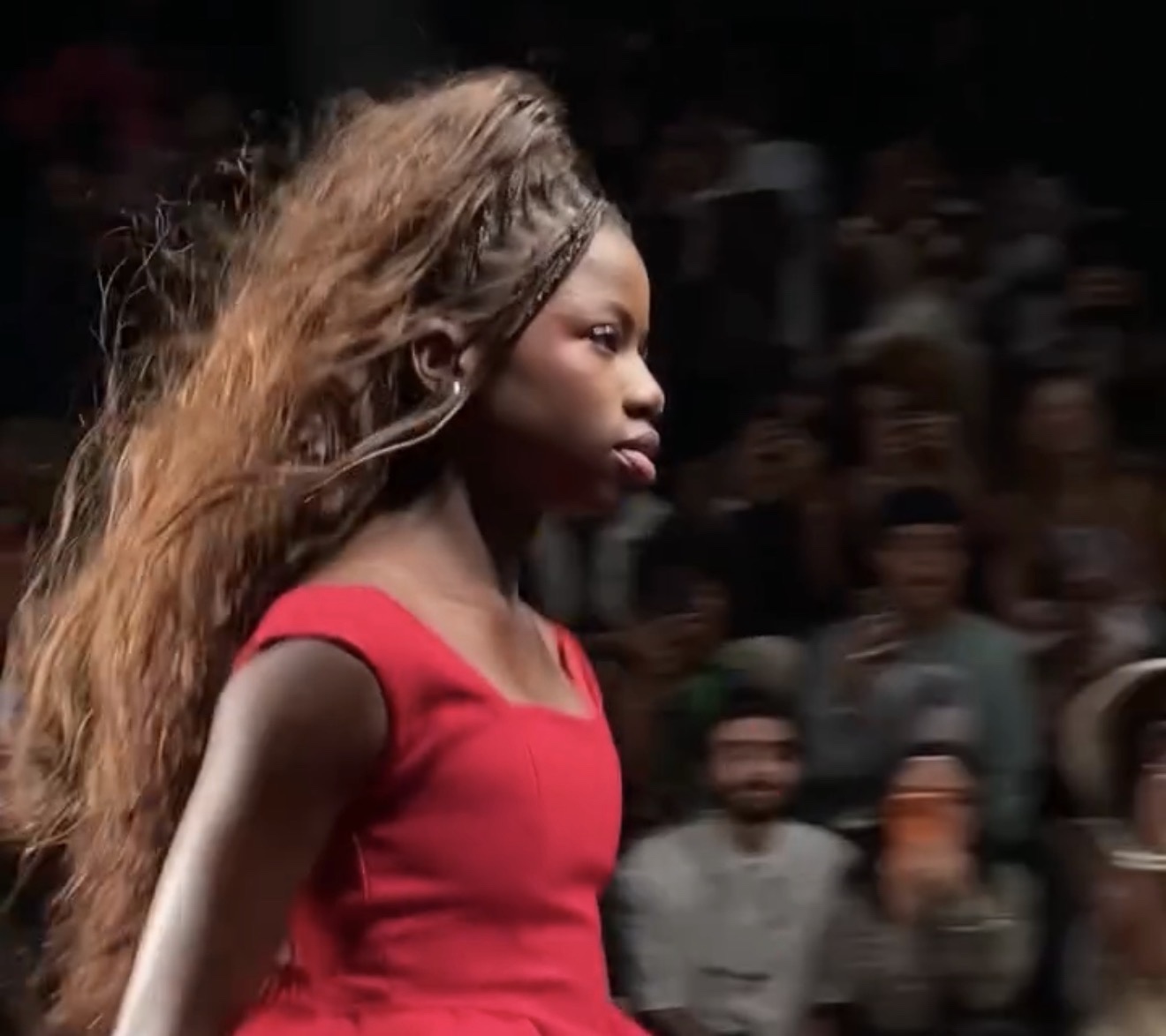 Filha de Giovanna Ewbank e Bruno Gagliasso, Titi estreia na passarela e chama atenção em desfile da Dendezeiro