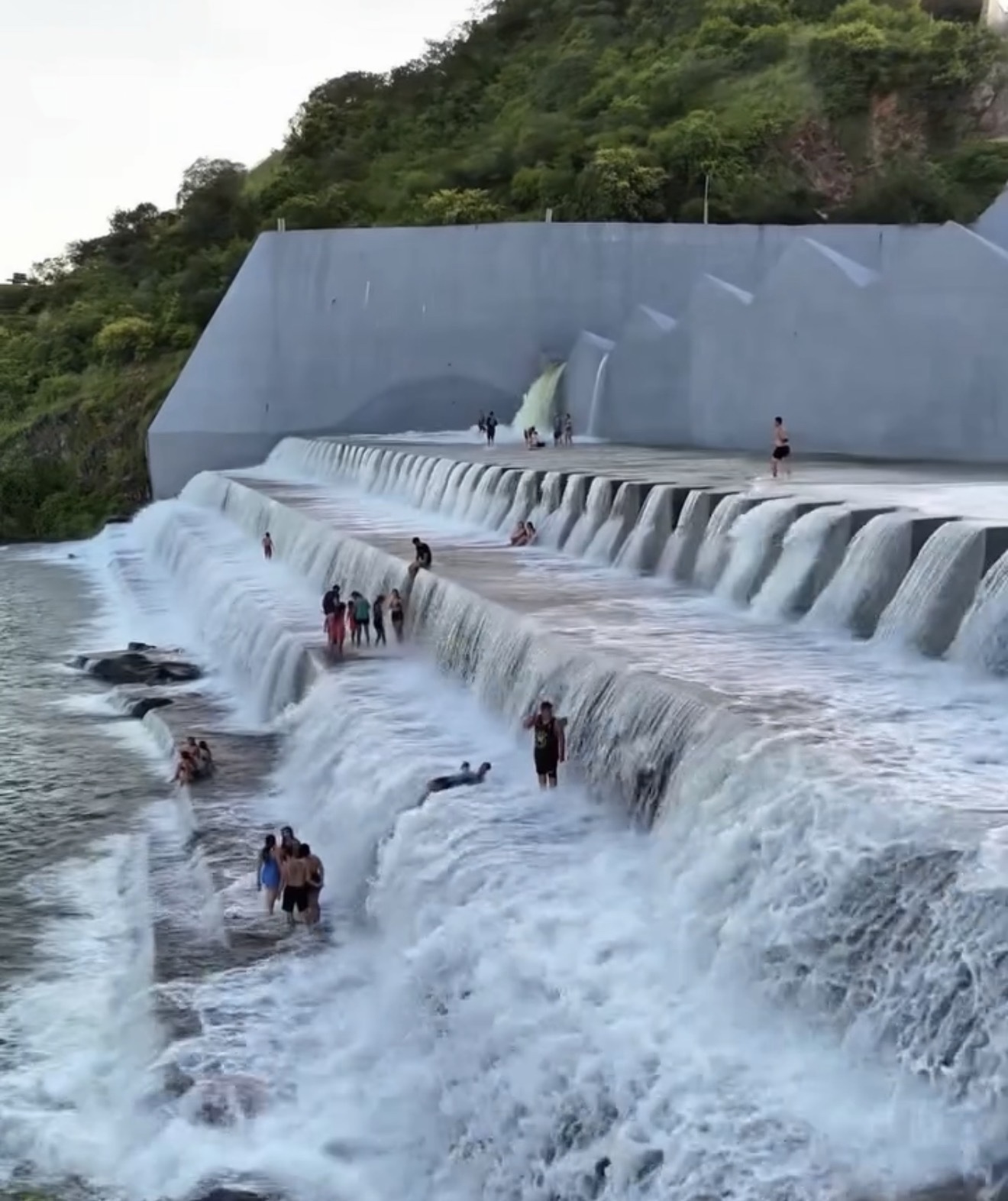 Sangria do Açude Orós em 2026 surpreende após chuvas intensas e vira novo ponto turístico no Ceará