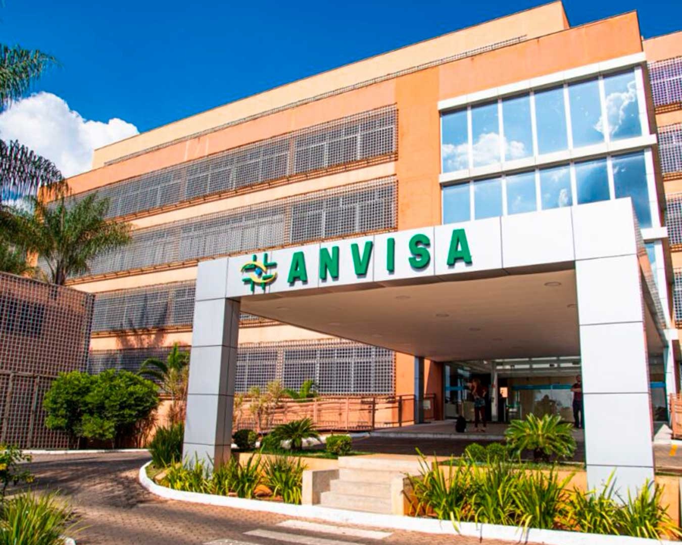 Anvisa proíbe produto de limpeza conhecido e alerta faz consumidores verificarem o que têm em casa