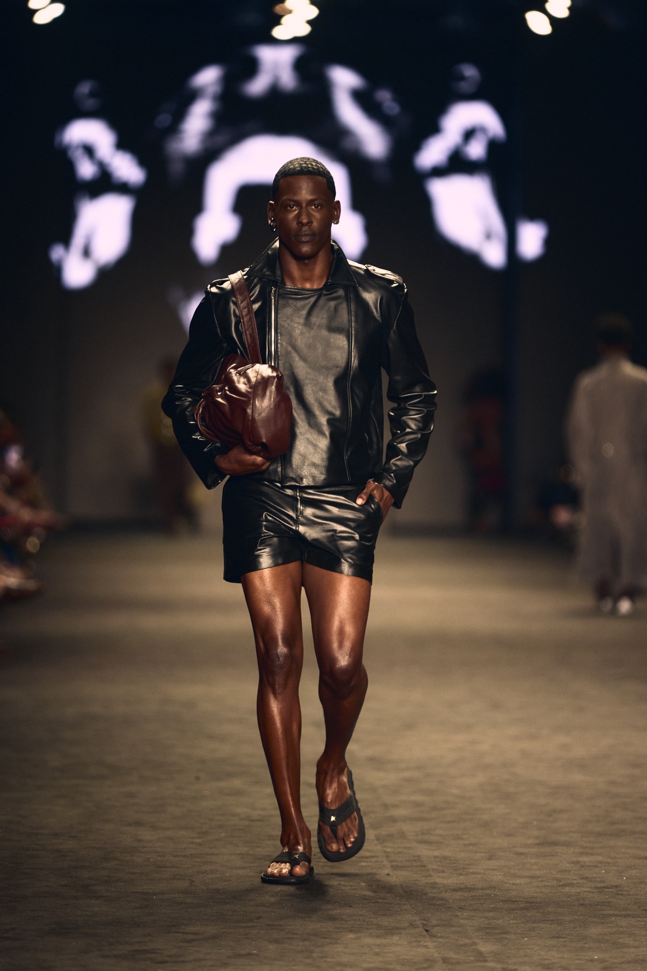 Cena ballroom toma conta da passarela e collab inédita de sandálias chama atenção na Rio Fashion Week