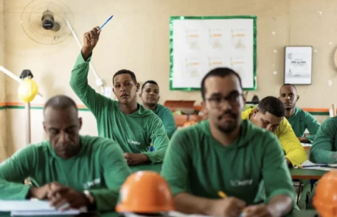 MRV celebra Dia Nacional da Educação com programa que alfabetiza trabalhadores em canteiros de obras e impulsiona aprovação no ENCCEJA