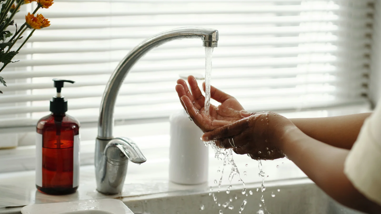 Desconto na conta de água para idosos: quem mora com pessoas 60+ tem direito?