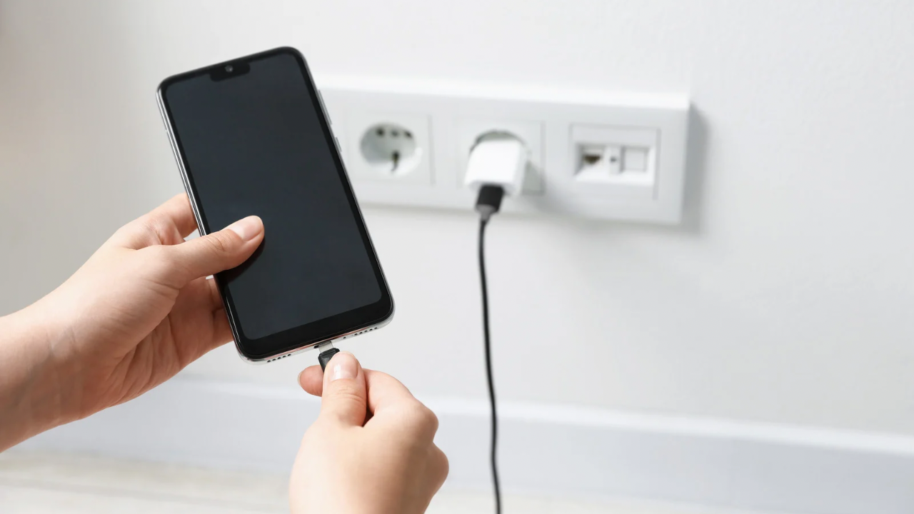 Jovem morre eletrocutada ao usar celular na tomada em Barreira (CE); caso é investigado