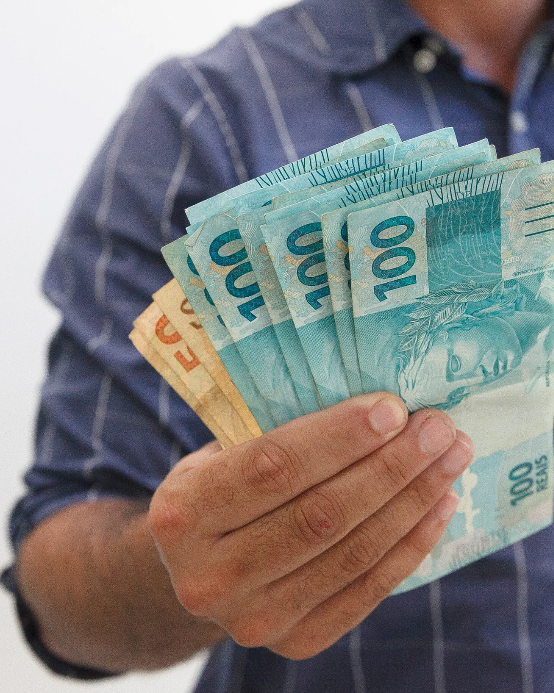 R$ 810 ou R$ 1.621: valor do 13º salário surpreende aposentados e detalhe chama atenção